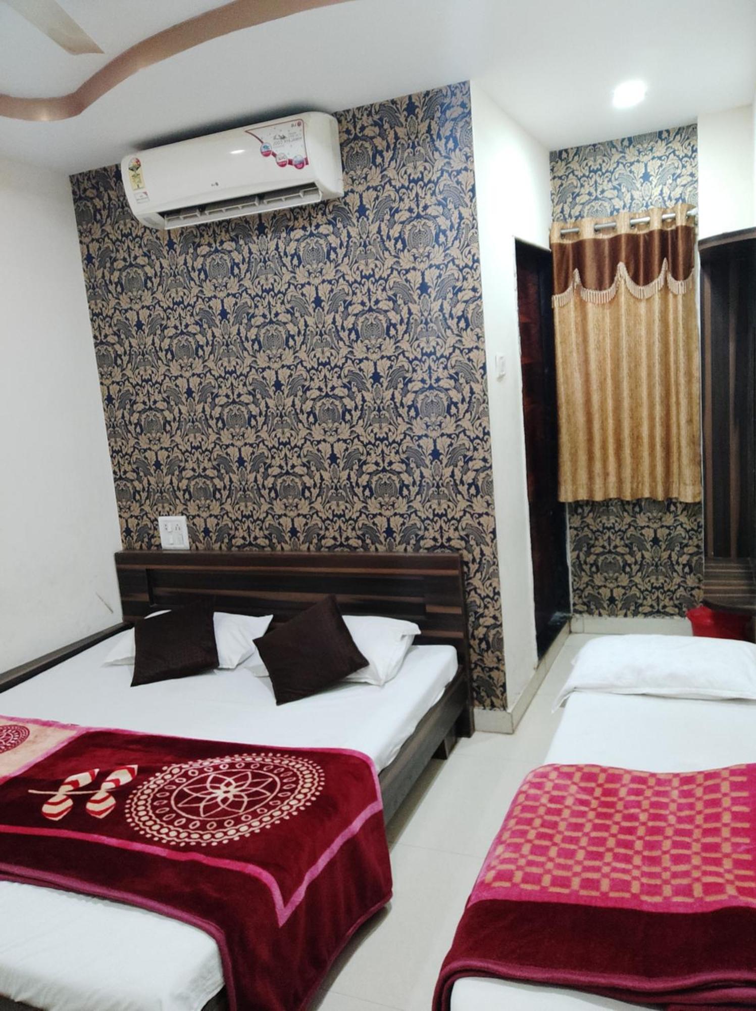 אויאיין Hotel Vrandavan Palace Near Mahakal Temple מראה חיצוני תמונה