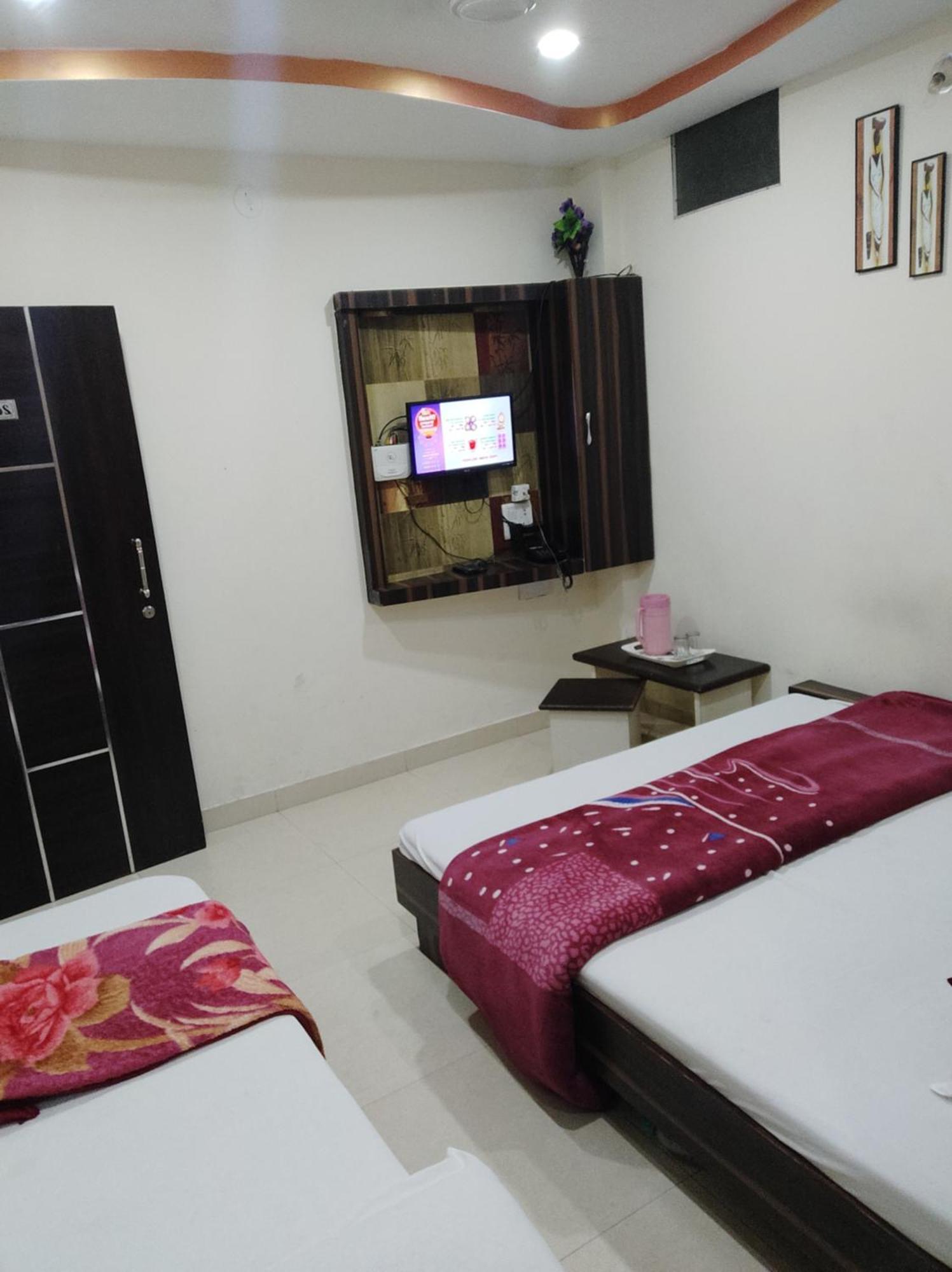 אויאיין Hotel Vrandavan Palace Near Mahakal Temple מראה חיצוני תמונה