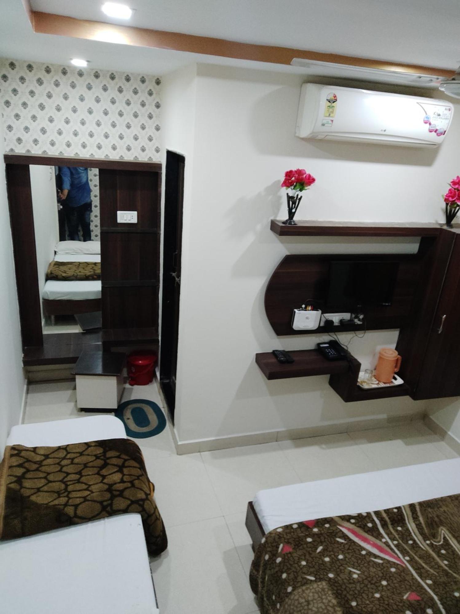 אויאיין Hotel Vrandavan Palace Near Mahakal Temple מראה חיצוני תמונה