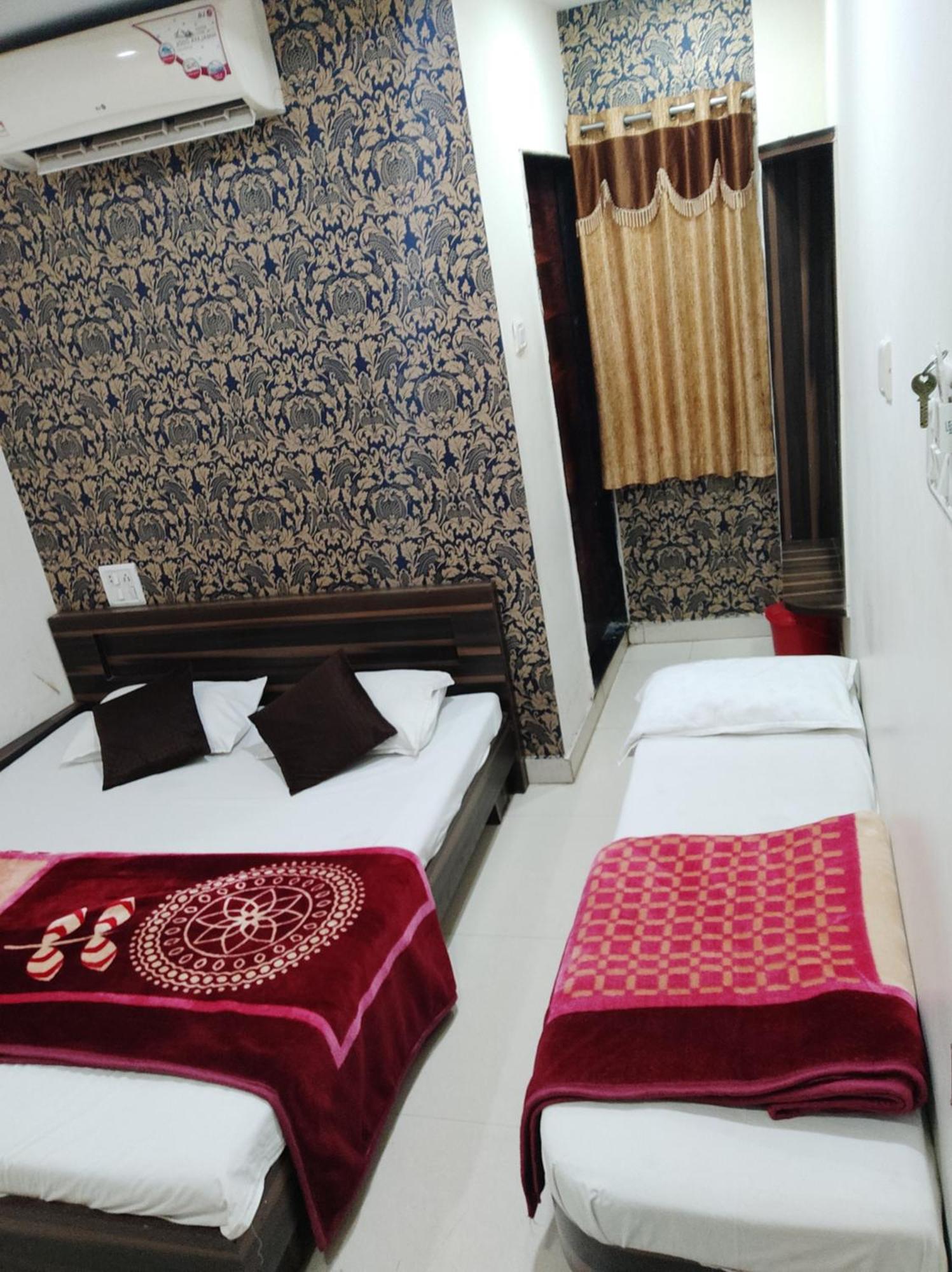 אויאיין Hotel Vrandavan Palace Near Mahakal Temple מראה חיצוני תמונה