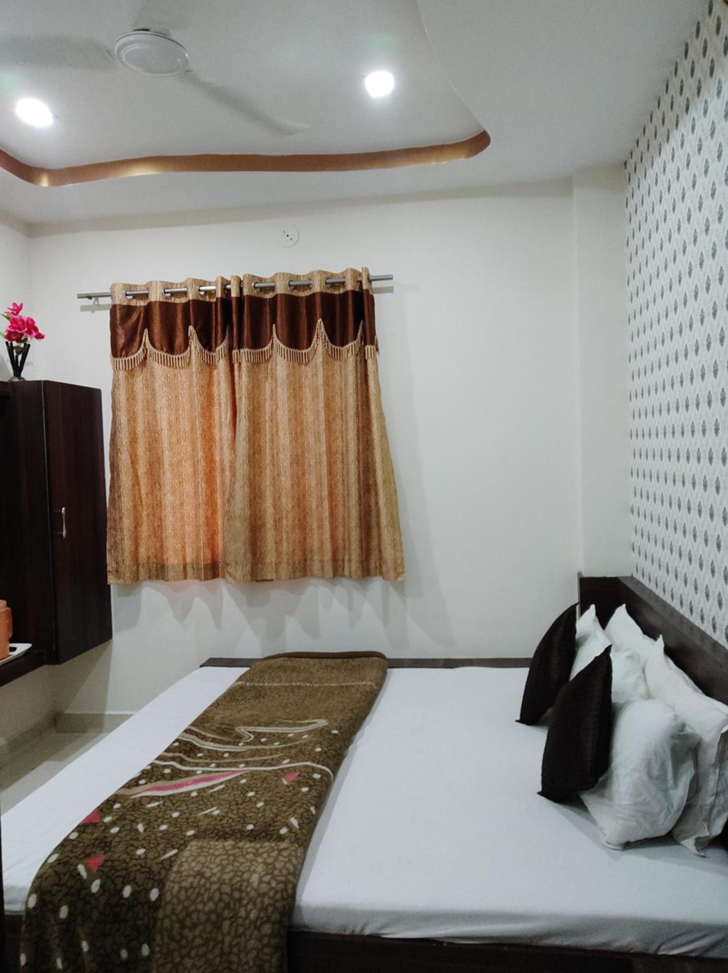 אויאיין Hotel Vrandavan Palace Near Mahakal Temple מראה חיצוני תמונה