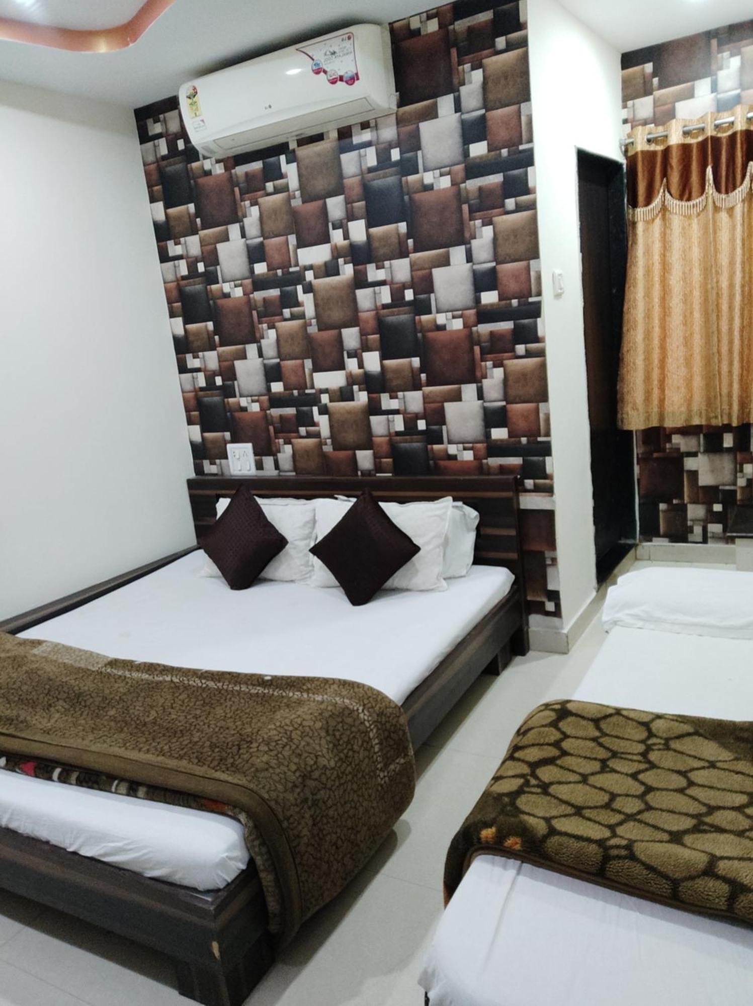 אויאיין Hotel Vrandavan Palace Near Mahakal Temple מראה חיצוני תמונה