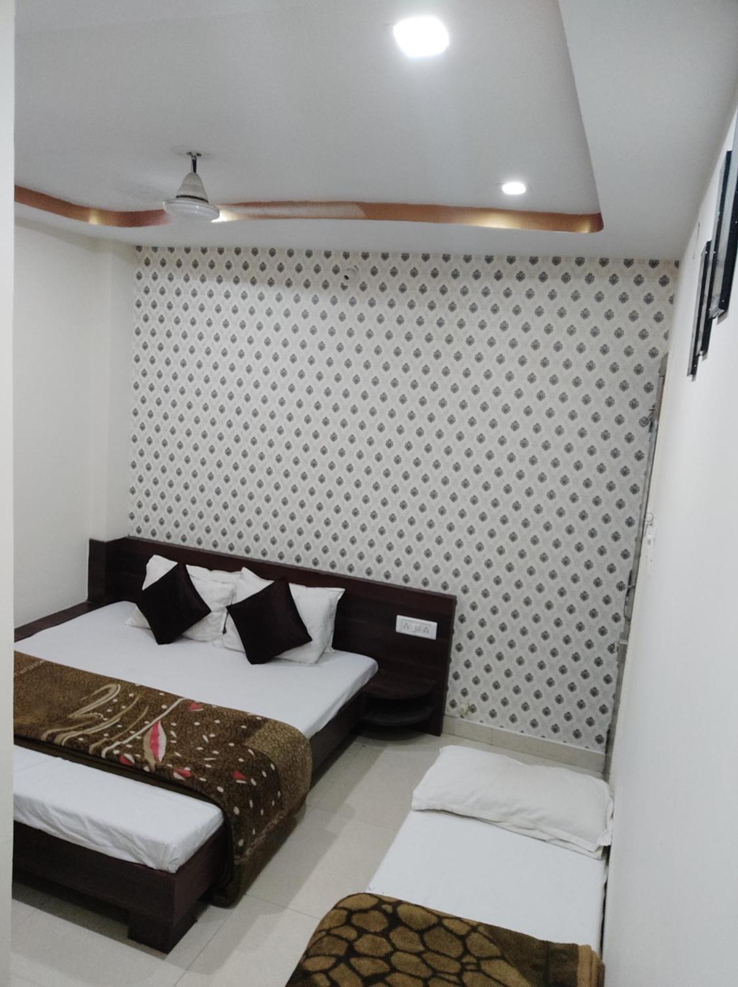 אויאיין Hotel Vrandavan Palace Near Mahakal Temple מראה חיצוני תמונה