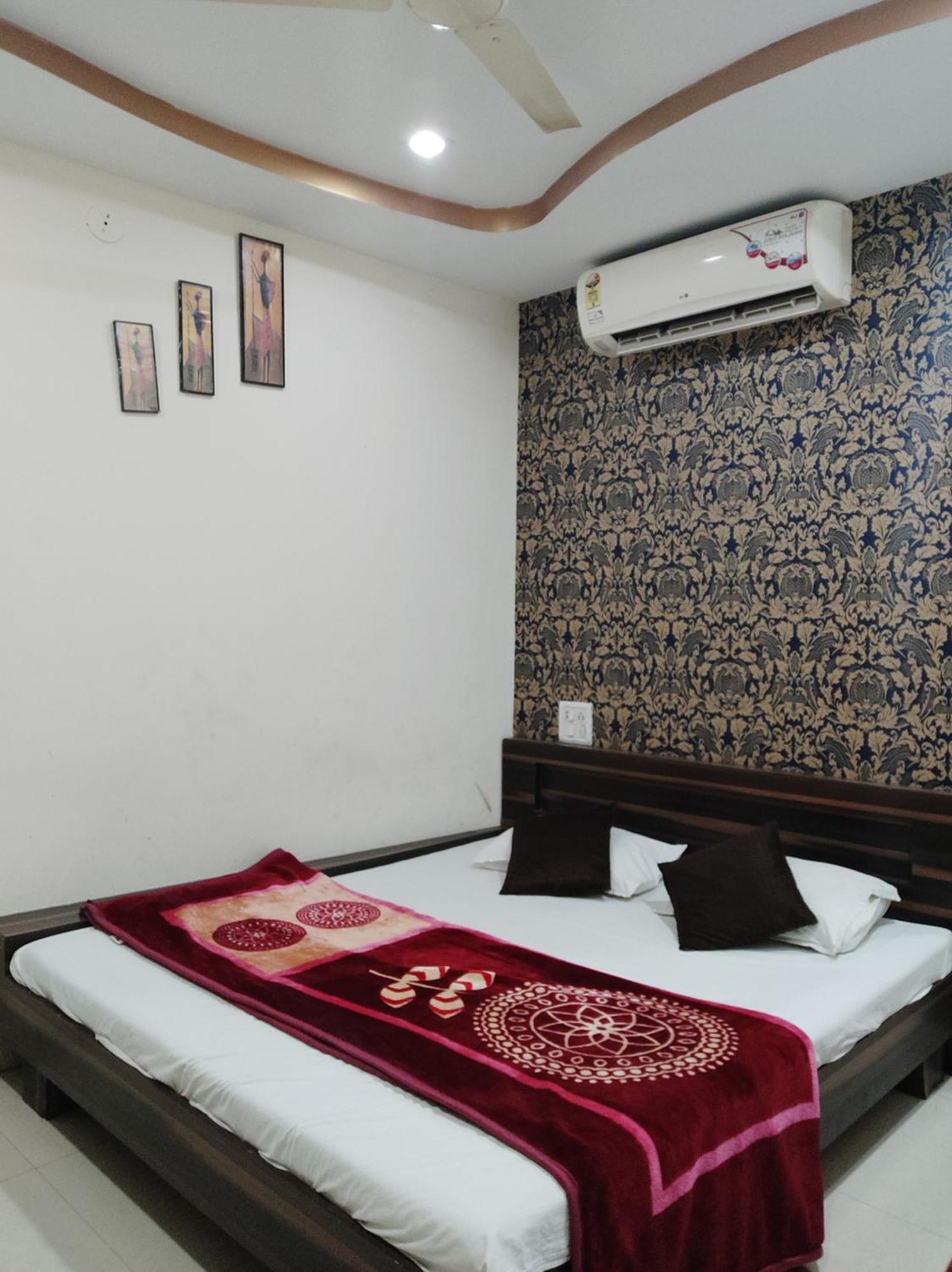 אויאיין Hotel Vrandavan Palace Near Mahakal Temple מראה חיצוני תמונה