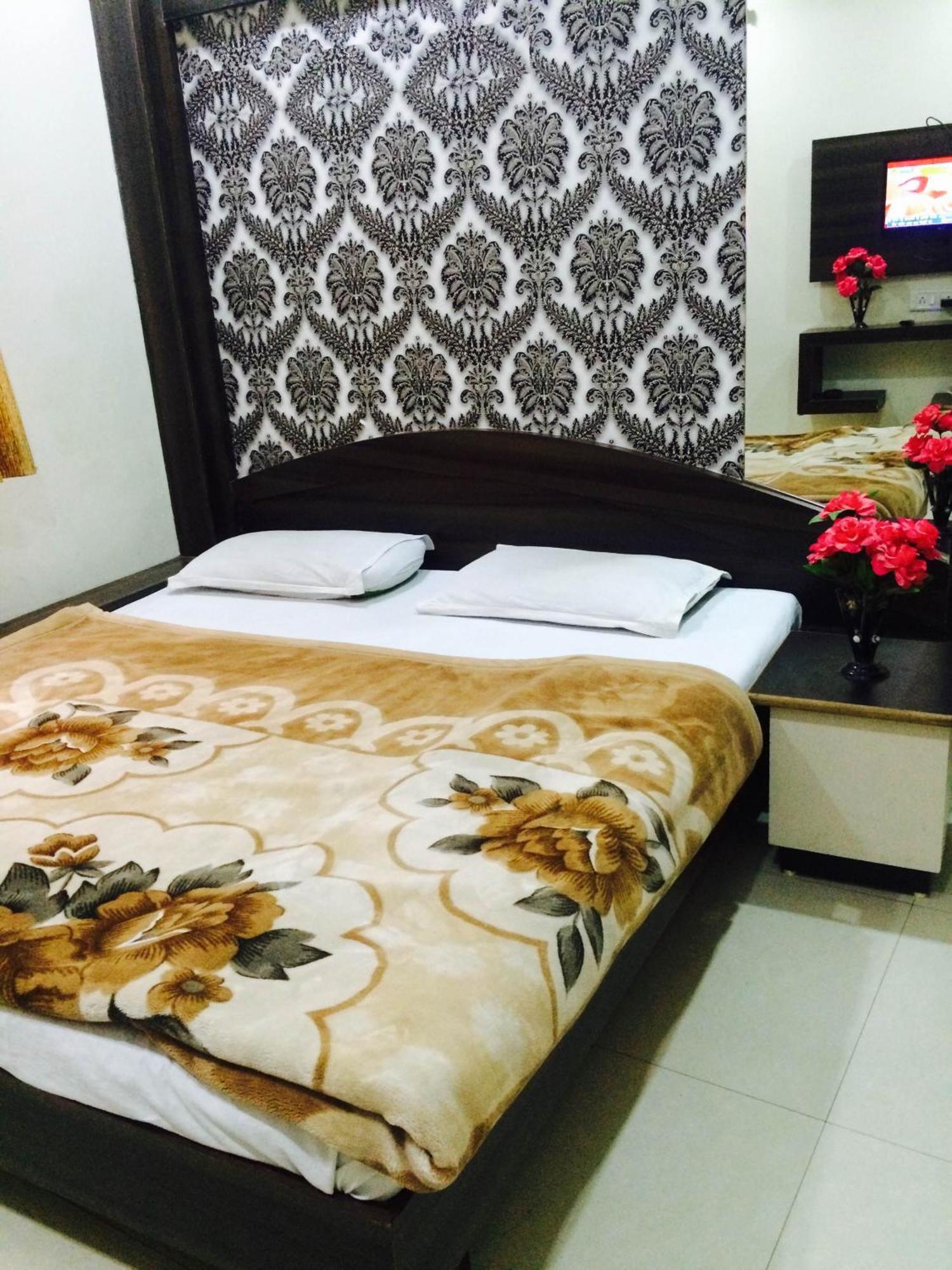 אויאיין Hotel Vrandavan Palace Near Mahakal Temple מראה חיצוני תמונה