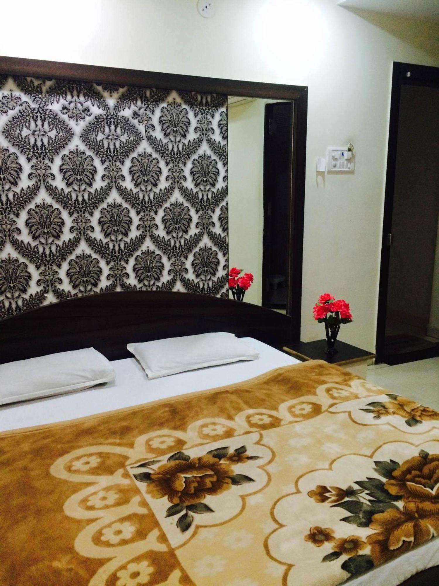 אויאיין Hotel Vrandavan Palace Near Mahakal Temple מראה חיצוני תמונה