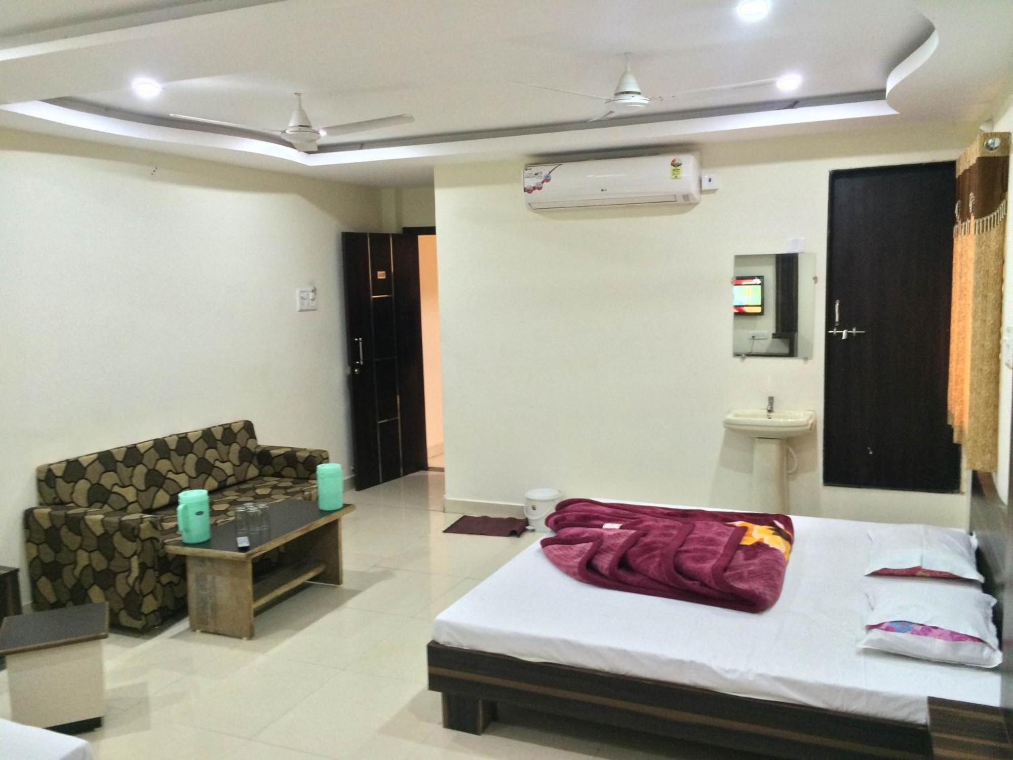 אויאיין Hotel Vrandavan Palace Near Mahakal Temple מראה חיצוני תמונה