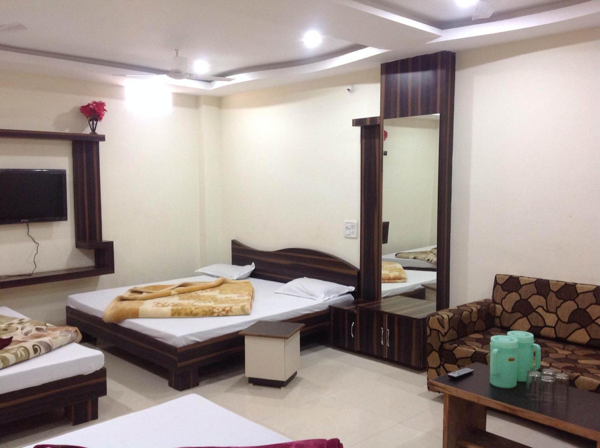 אויאיין Hotel Vrandavan Palace Near Mahakal Temple מראה חיצוני תמונה