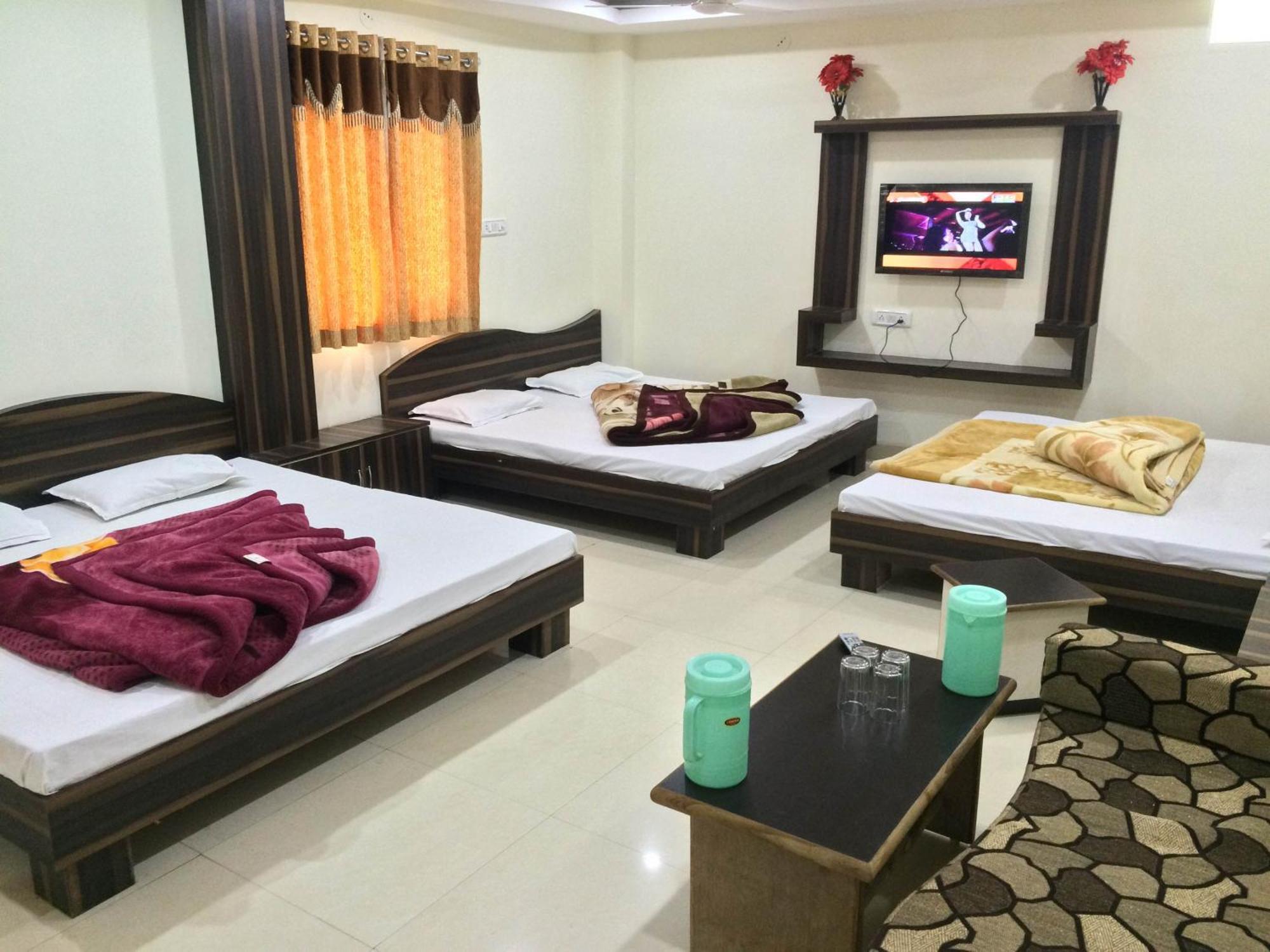 אויאיין Hotel Vrandavan Palace Near Mahakal Temple מראה חיצוני תמונה