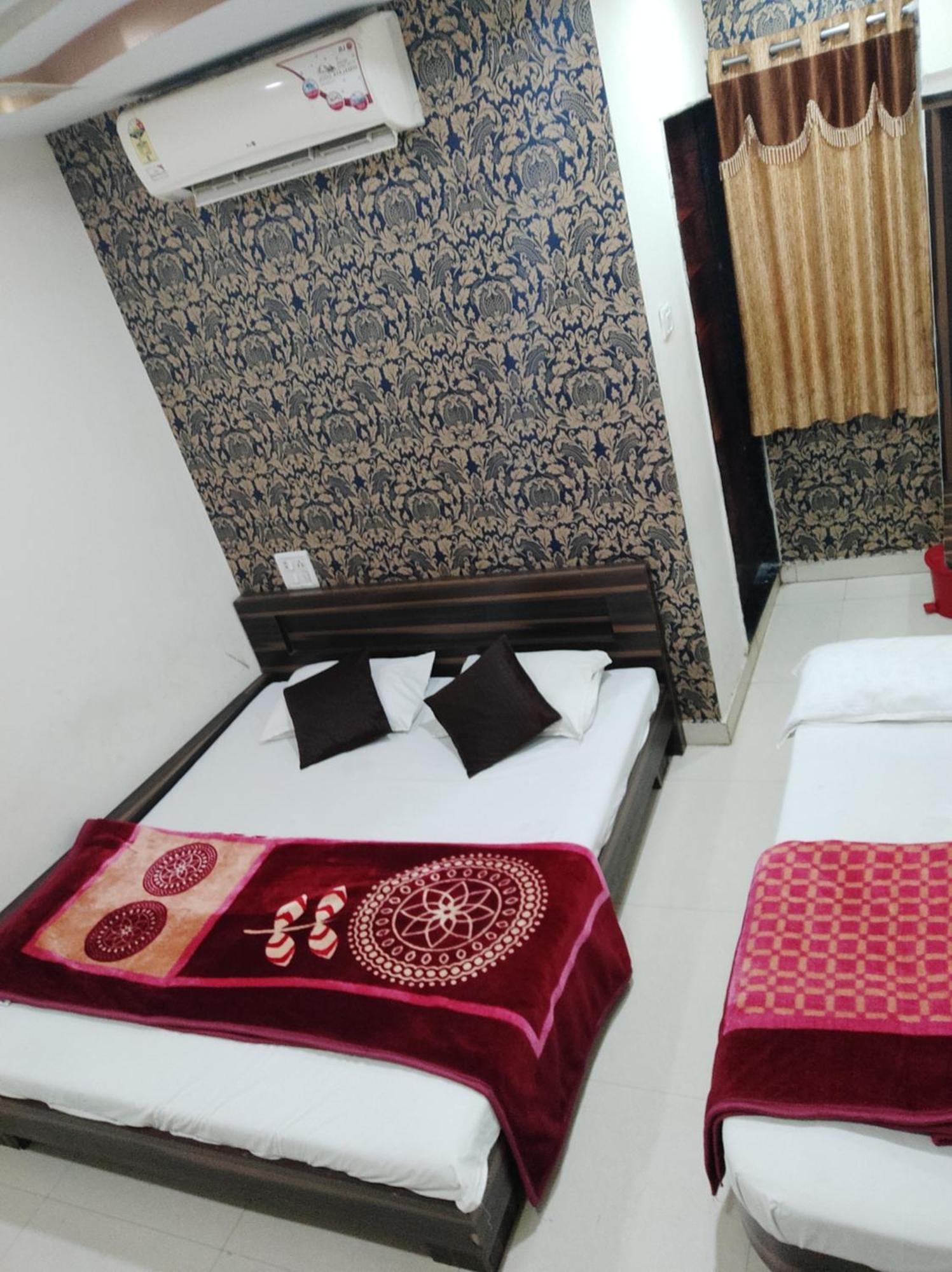 אויאיין Hotel Vrandavan Palace Near Mahakal Temple מראה חיצוני תמונה