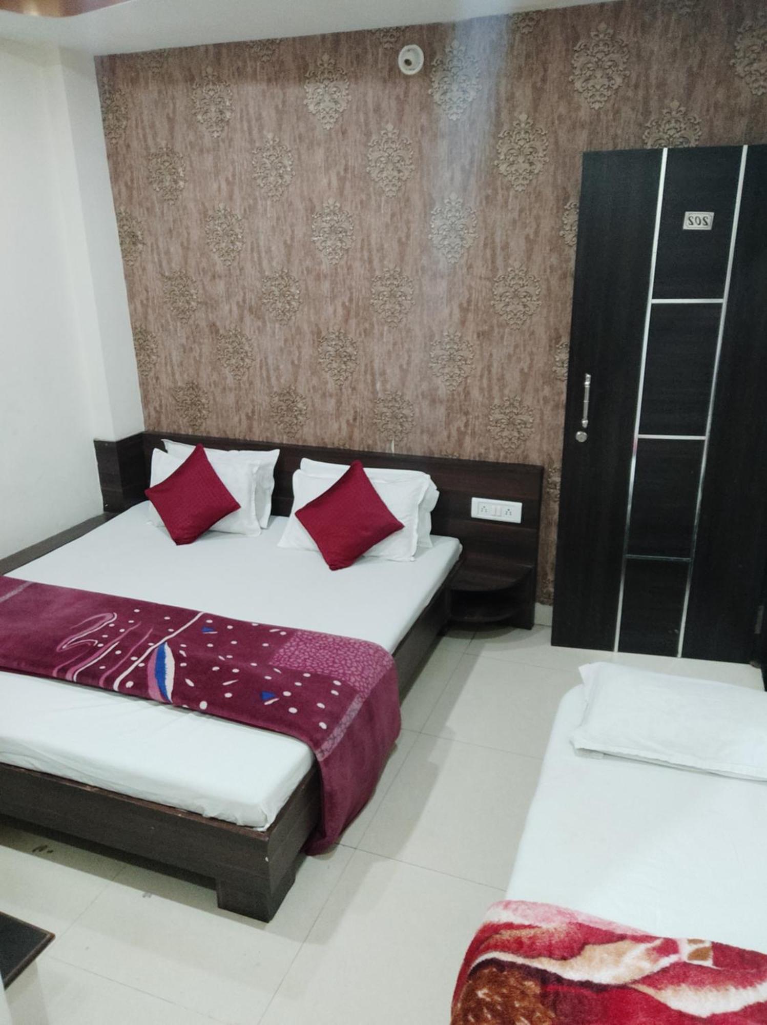 אויאיין Hotel Vrandavan Palace Near Mahakal Temple מראה חיצוני תמונה