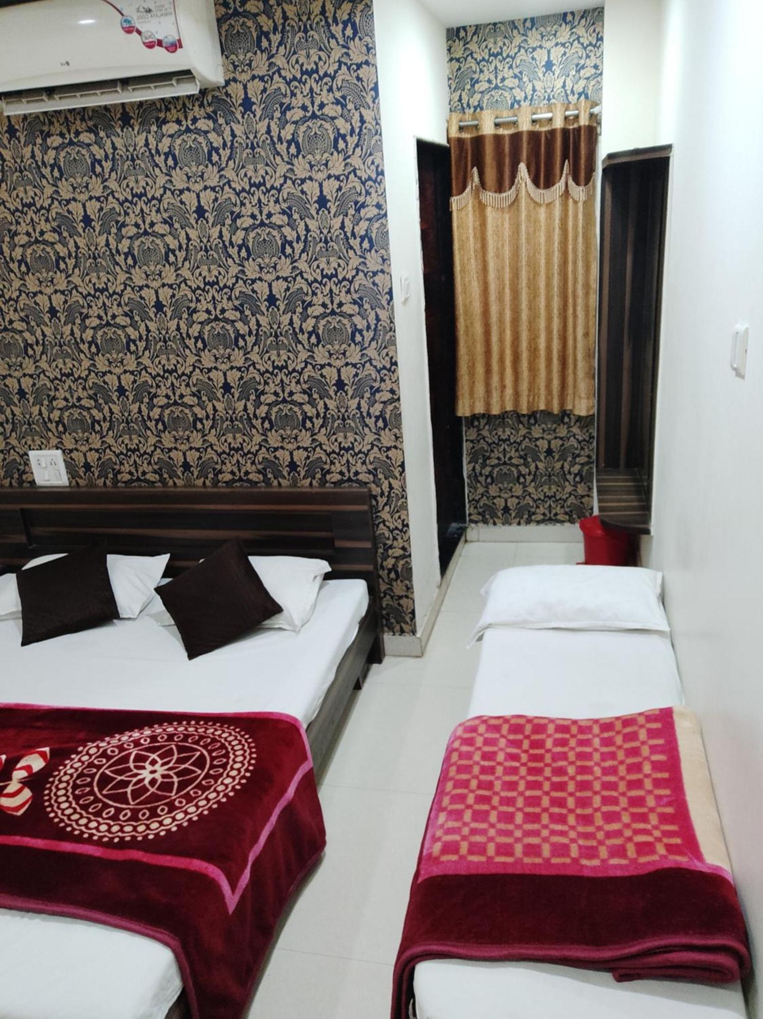 אויאיין Hotel Vrandavan Palace Near Mahakal Temple מראה חיצוני תמונה