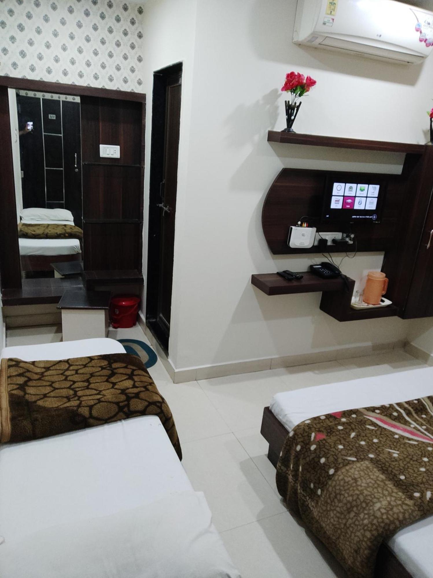 אויאיין Hotel Vrandavan Palace Near Mahakal Temple מראה חיצוני תמונה