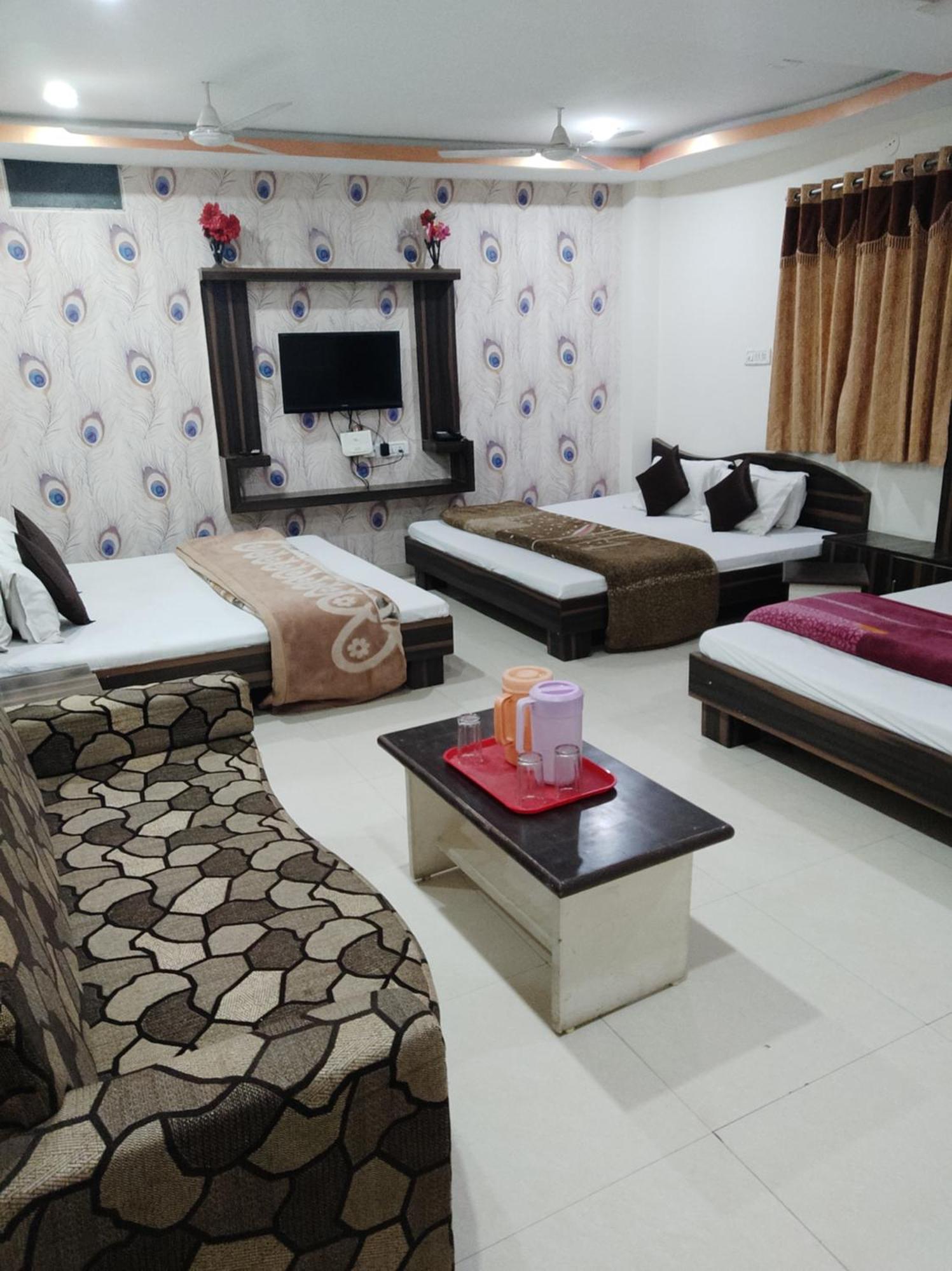 אויאיין Hotel Vrandavan Palace Near Mahakal Temple מראה חיצוני תמונה