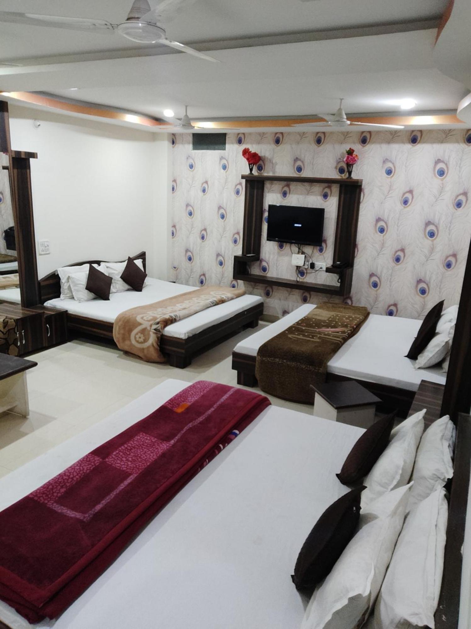 אויאיין Hotel Vrandavan Palace Near Mahakal Temple מראה חיצוני תמונה