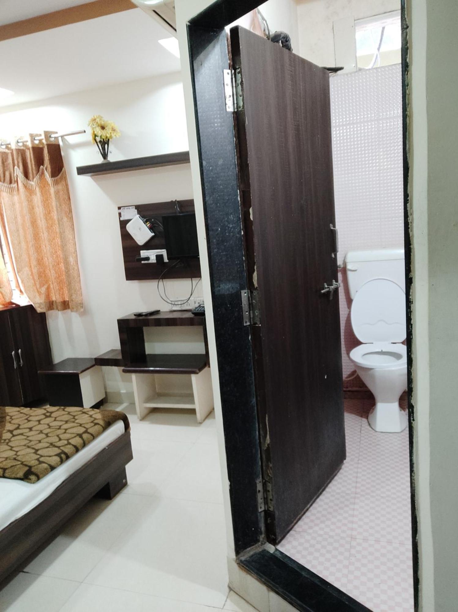 אויאיין Hotel Vrandavan Palace Near Mahakal Temple מראה חיצוני תמונה