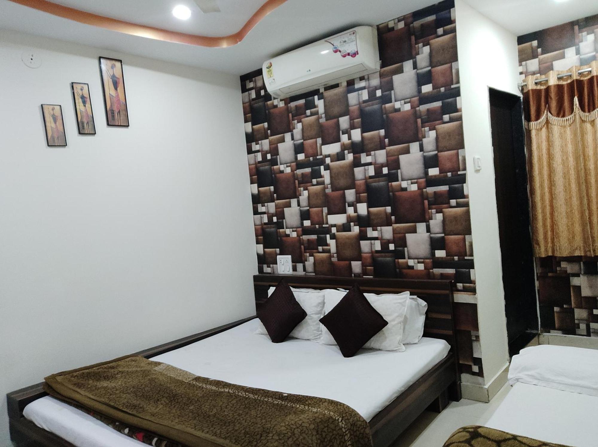 אויאיין Hotel Vrandavan Palace Near Mahakal Temple מראה חיצוני תמונה