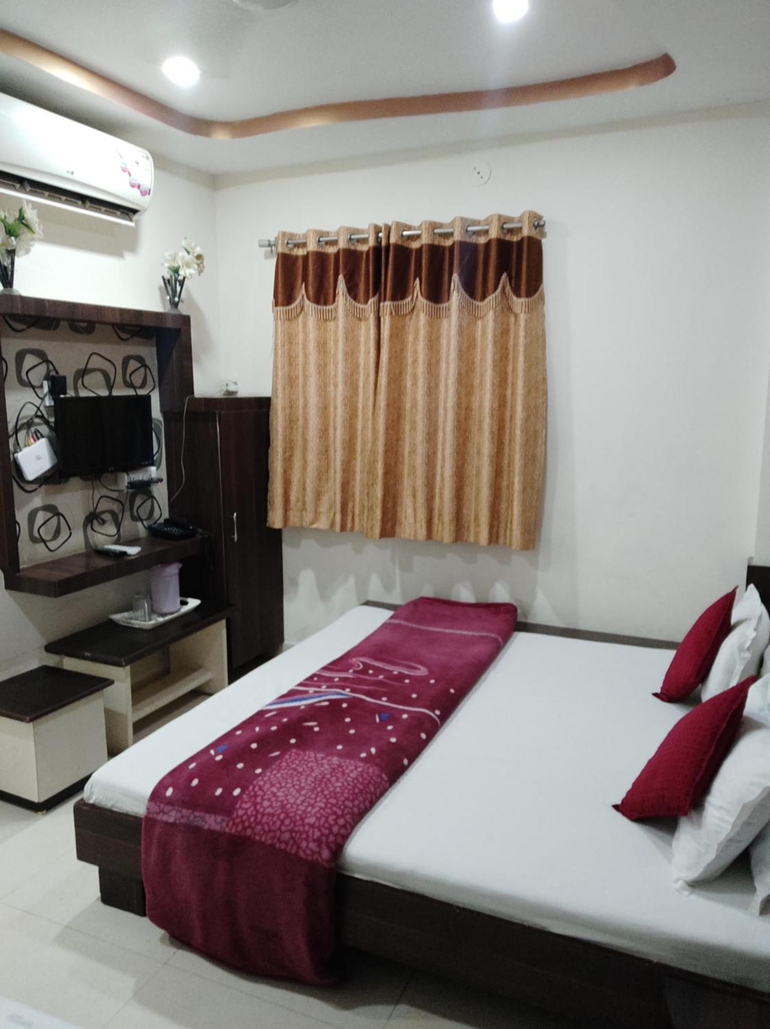 אויאיין Hotel Vrandavan Palace Near Mahakal Temple מראה חיצוני תמונה