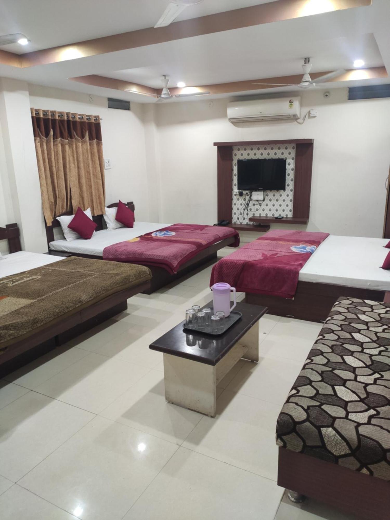 אויאיין Hotel Vrandavan Palace Near Mahakal Temple מראה חיצוני תמונה
