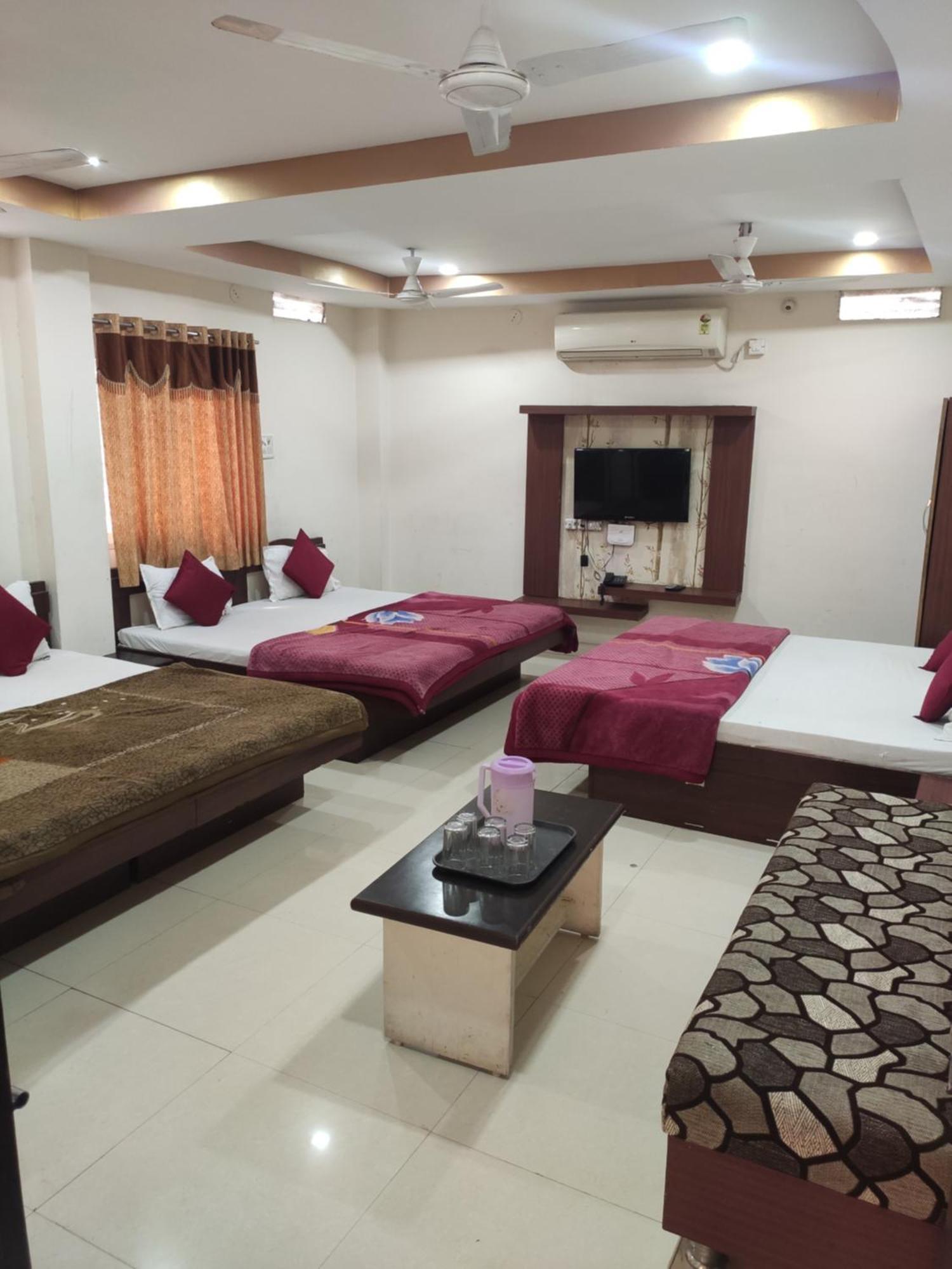 אויאיין Hotel Vrandavan Palace Near Mahakal Temple מראה חיצוני תמונה