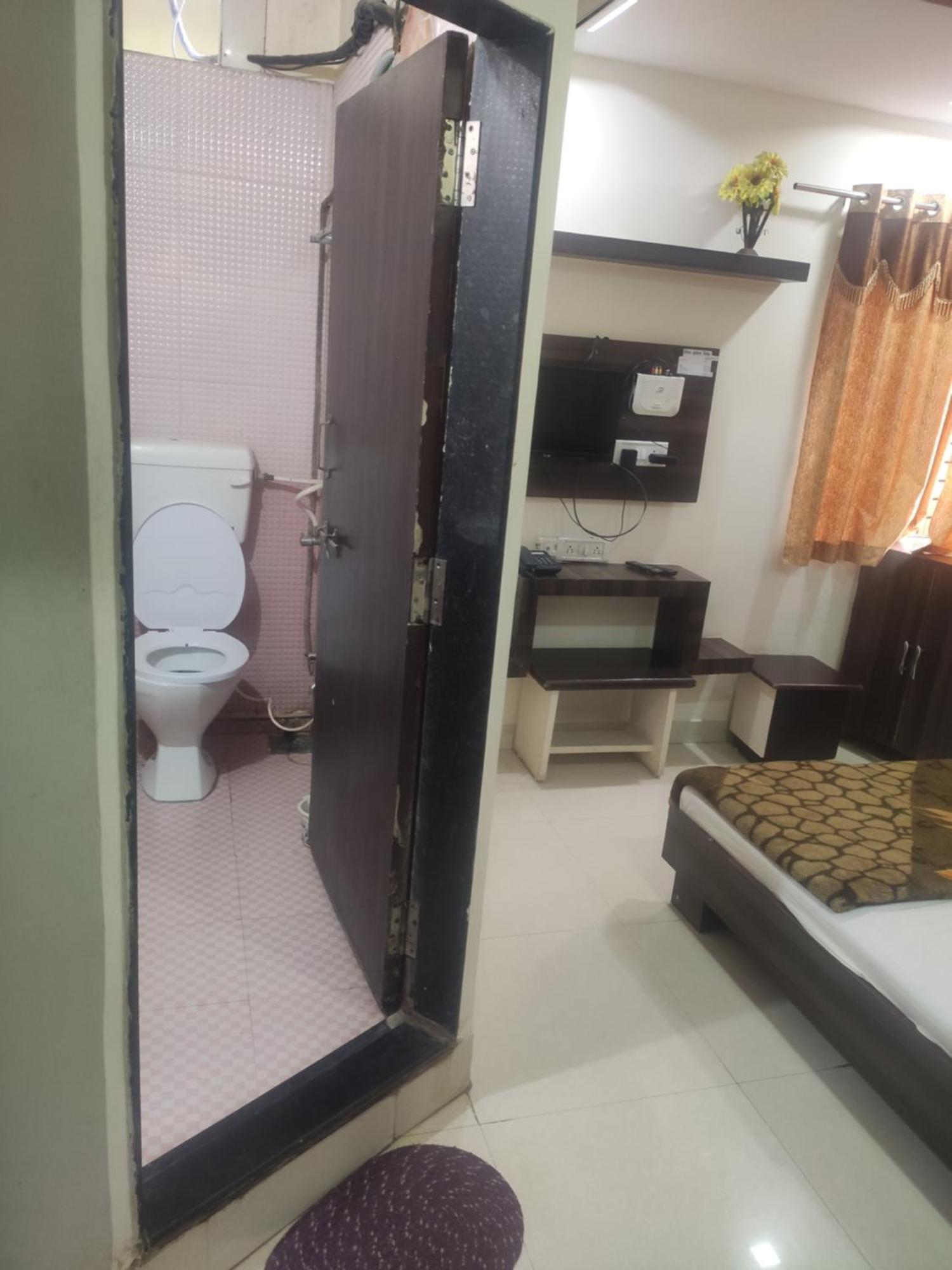 אויאיין Hotel Vrandavan Palace Near Mahakal Temple מראה חיצוני תמונה
