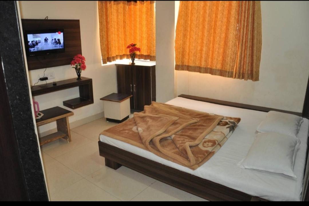 אויאיין Hotel Vrandavan Palace Near Mahakal Temple מראה חיצוני תמונה