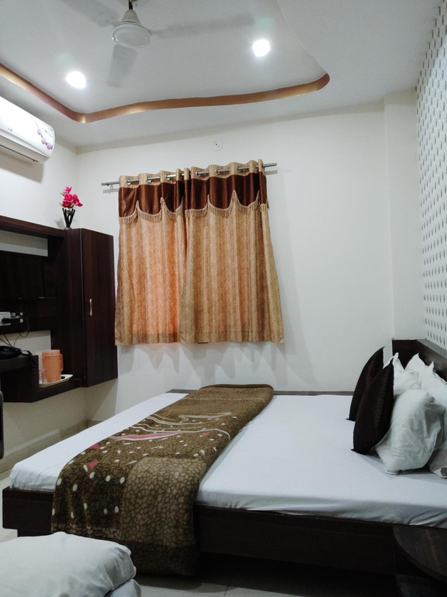אויאיין Hotel Vrandavan Palace Near Mahakal Temple מראה חיצוני תמונה