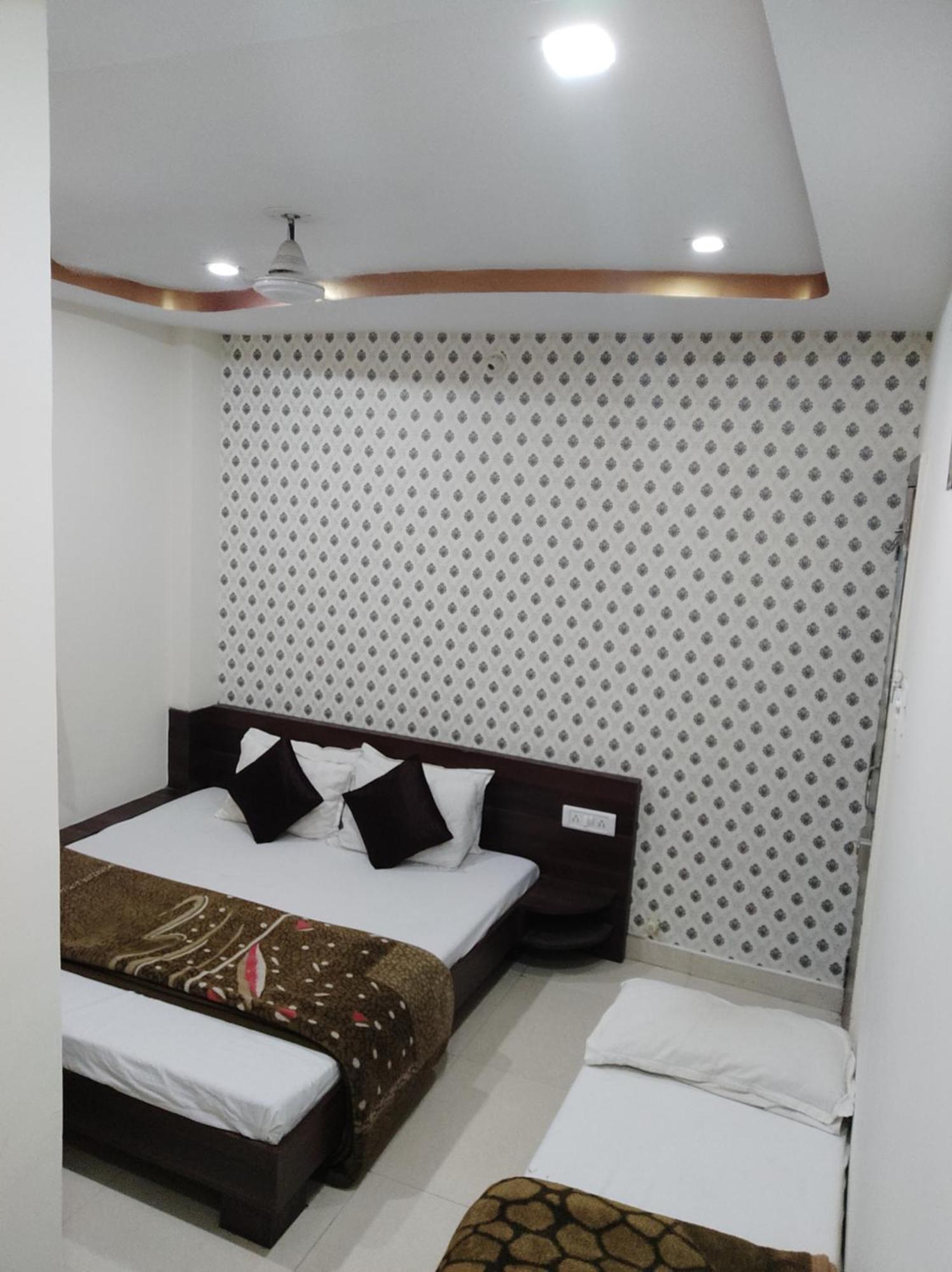 אויאיין Hotel Vrandavan Palace Near Mahakal Temple מראה חיצוני תמונה