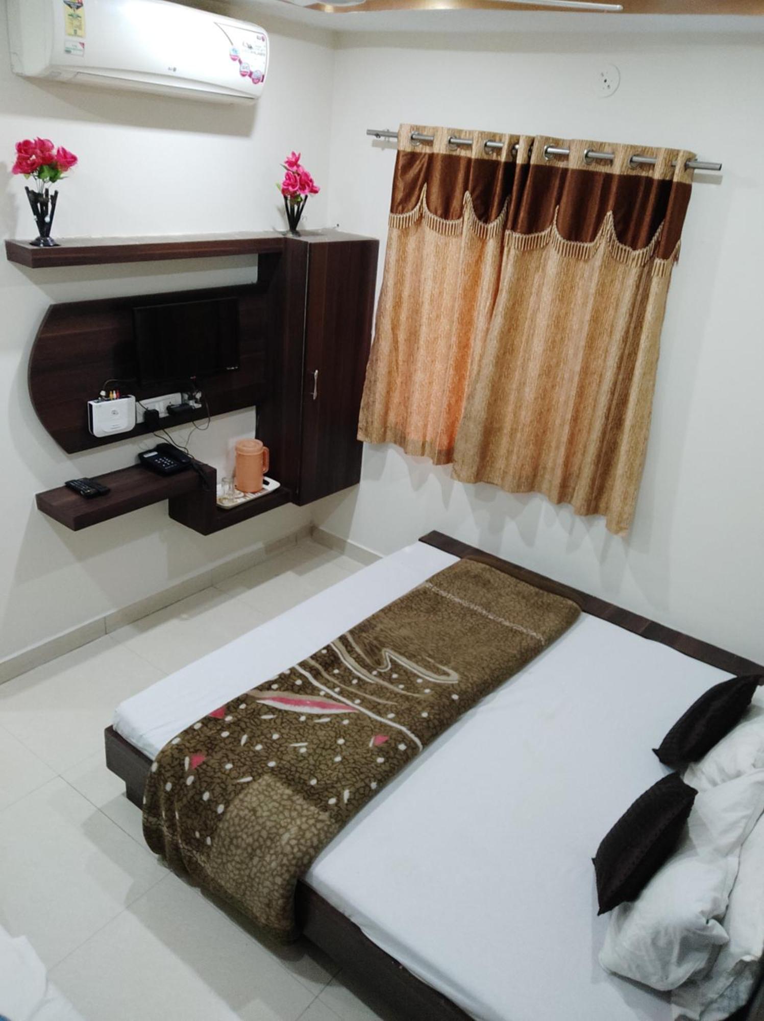 אויאיין Hotel Vrandavan Palace Near Mahakal Temple מראה חיצוני תמונה
