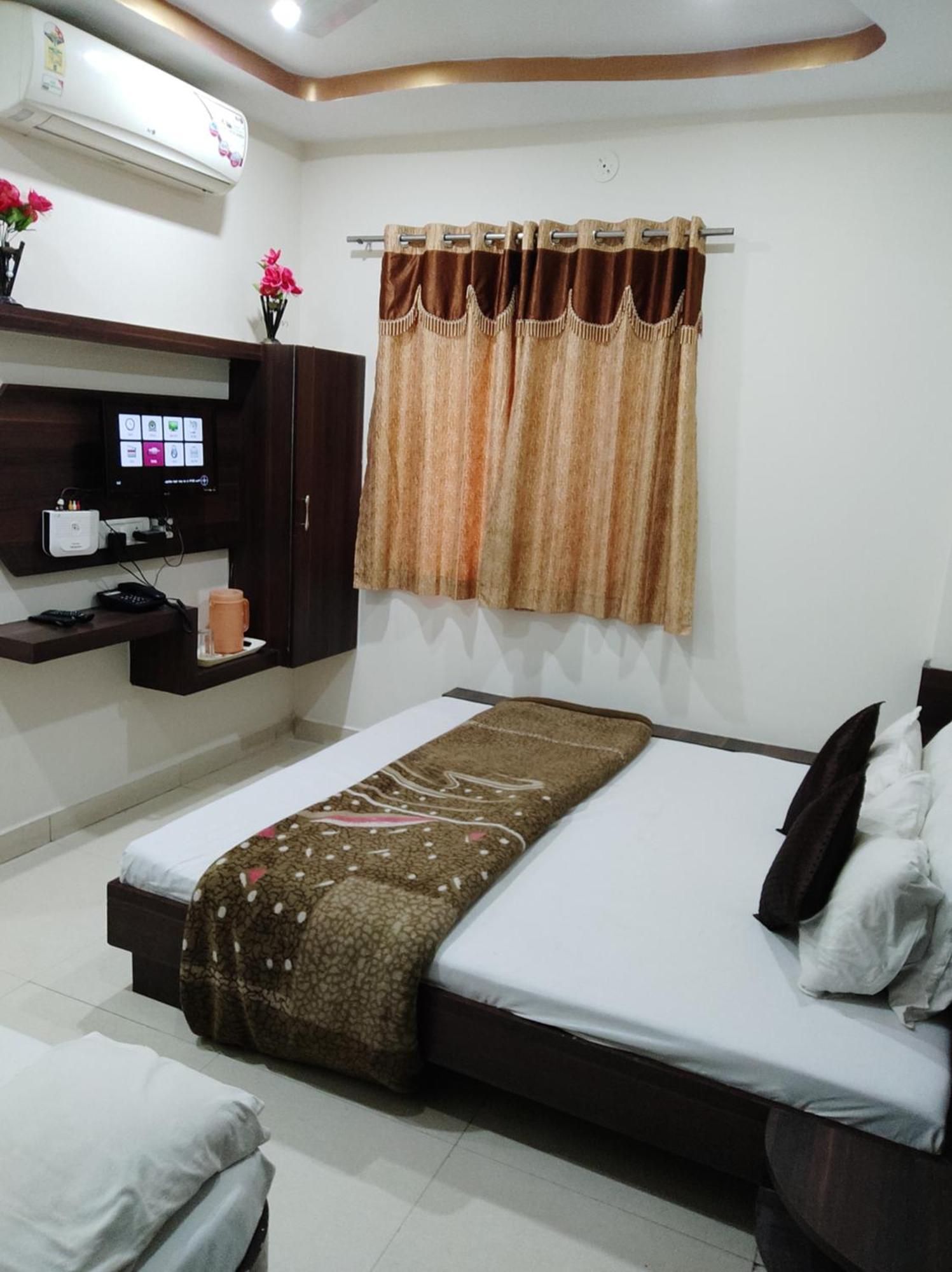 אויאיין Hotel Vrandavan Palace Near Mahakal Temple מראה חיצוני תמונה